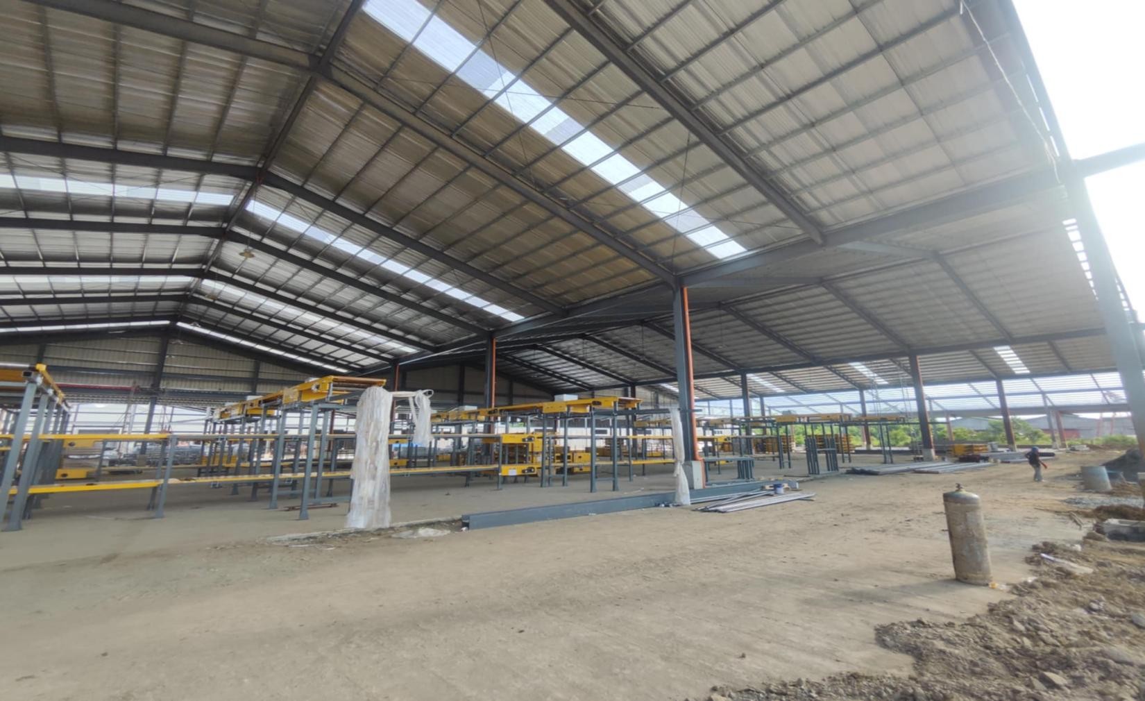 Warehouse interior with structural steel roof by LRRC Konstrukt.